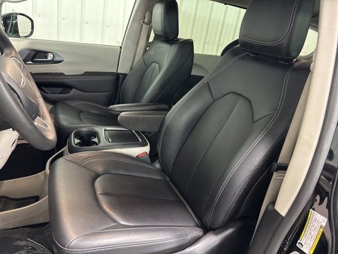 Used 2024 Chrysler Pacifica Touring-L image 13