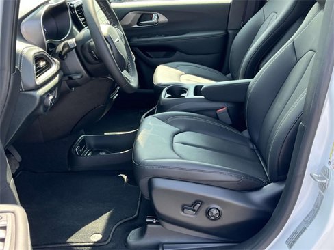 New 2025 Chrysler Pacifica Select image 10