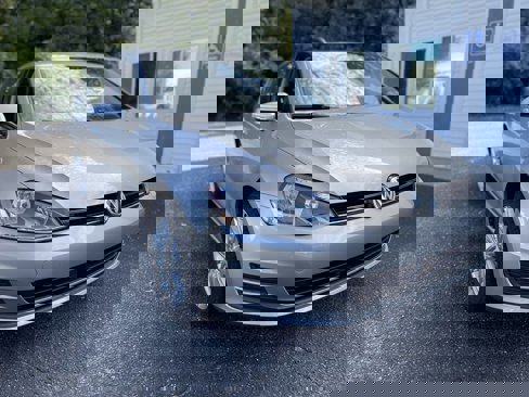 Used 2016 Volkswagen Golf Limited Edition image 2