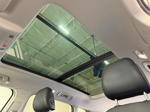 Certified 2025 Volkswagen Taos SE image 27