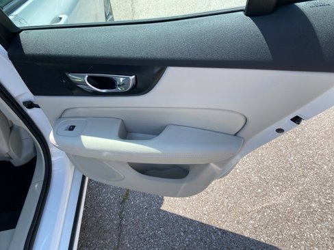Used 2020 Volvo S60 T5 Momentum image 25