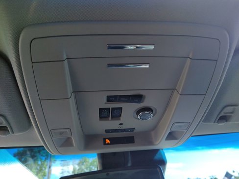 Used 2018 Chevrolet Suburban LT image 29