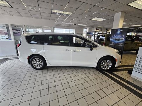 New 2026 Chrysler Voyager LX image 3