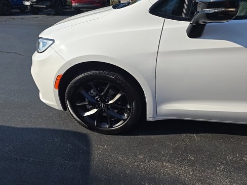 New 2026 Chrysler Pacifica Limited image 13