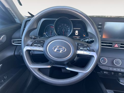 Used 2023 Hyundai Elantra SE w/ Preferred Accessory Package image 12