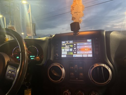 Used 2016 Jeep Wrangler Unlimited Rubicon w/ Connectivity Group image 28