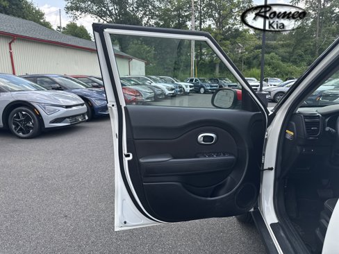 Used 2019 Kia Soul + image 10