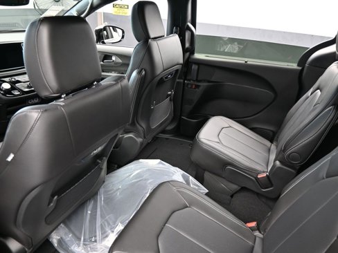 New 2025 Chrysler Pacifica Select image 30