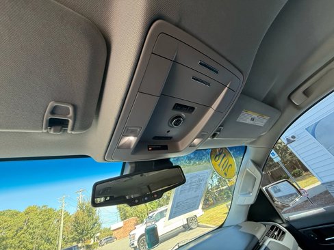 Used 2018 Chevrolet Suburban LT image 21
