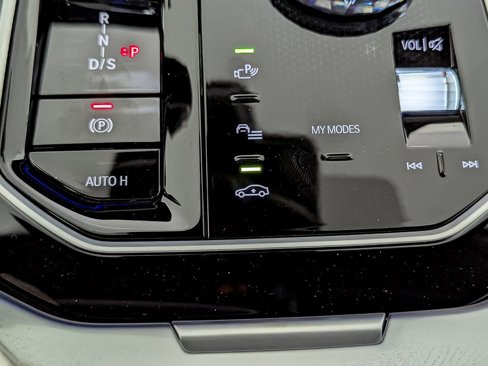 New 2026 BMW 750e xDrive w/ Premium Package image 31