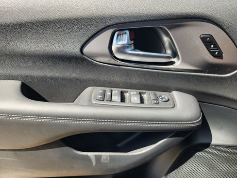 New 2025 Chrysler Pacifica Select image 17