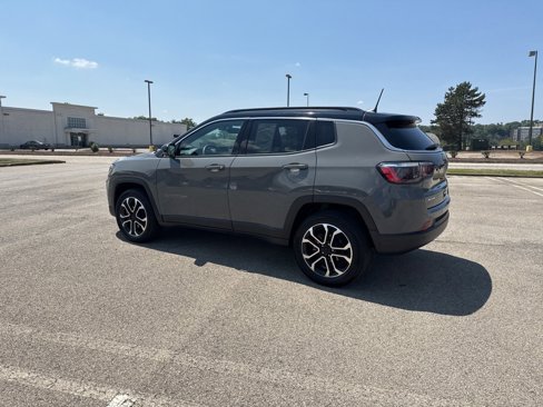 Used 2024 Jeep Compass Limited image 11