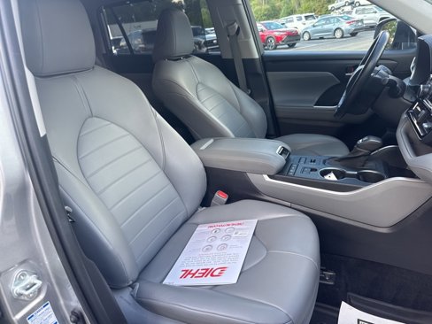 Used 2021 Toyota Highlander XLE image 50