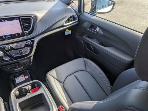New 2025 Chrysler Pacifica Select w/ Uconnect Theater Family Group image 16