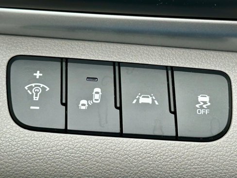 Used 2020 Hyundai Elantra Limited image 24