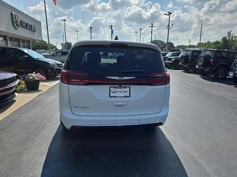 New 2026 Chrysler Pacifica Select image 7