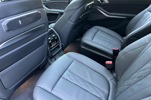 New 2026 BMW X7 M60i image 9
