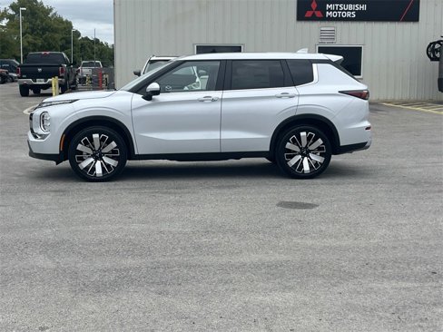 New 2025 Mitsubishi Outlander SE image 2