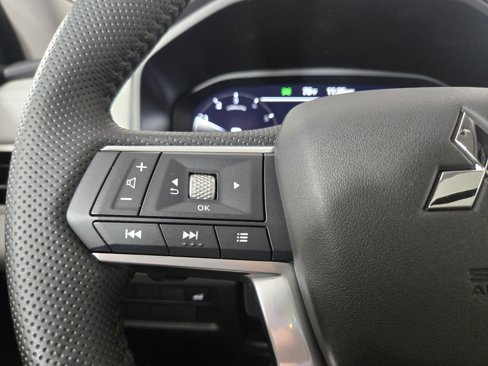 New 2025 Mitsubishi Outlander SE image 15
