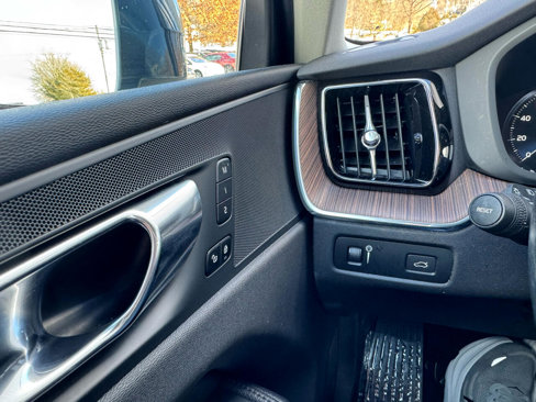 Used 2021 Volvo XC60 T5 Momentum w/ Premium Package image 12