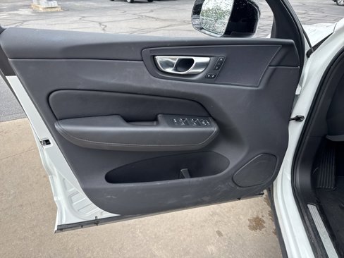 Certified 2025 Volvo XC60 B5 Plus image 5