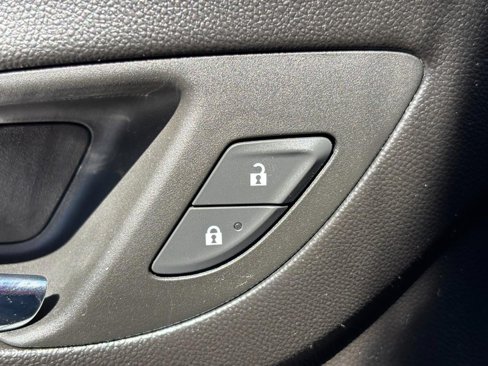 Used 2023 Chevrolet Equinox LT image 25