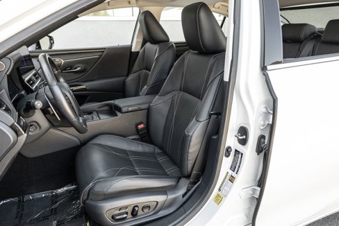 Used 2025 Lexus ES 300h w/ Luxury Package image 11