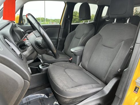 Used 2018 Jeep Renegade Altitude w/ Popular Equipment Group image 15
