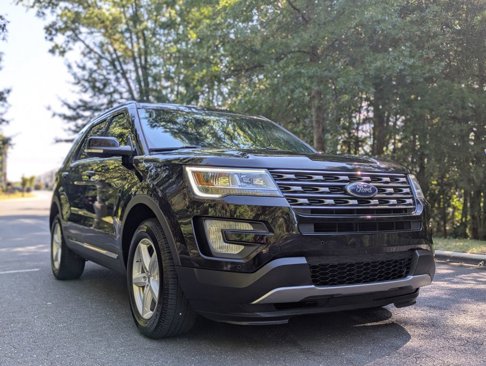 Used 2017 Ford Explorer XLT w/ Equipment Group 202A image 10