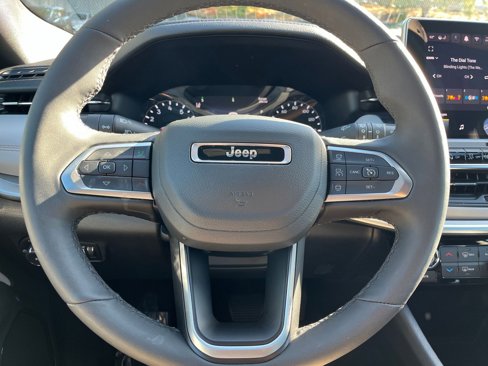 Used 2025 Jeep Compass Limited image 28
