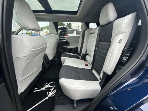 New 2025 Mitsubishi Outlander SE image 6