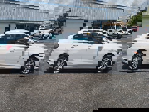 Used 2024 Chevrolet Malibu LT image 3