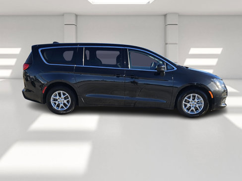 Used 2023 Chrysler Voyager LX image 6