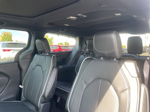 New 2026 Chrysler Pacifica Limited w/ Uconnect Theater Family Group image 29