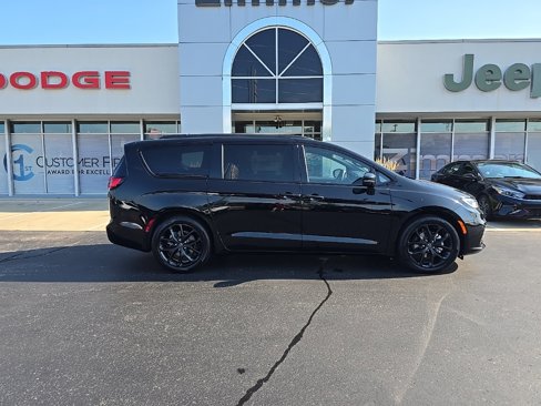 New 2026 Chrysler Pacifica Limited w/ S Appearance Package image 9
