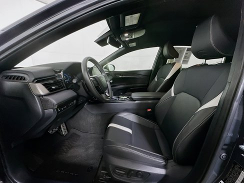 Used 2025 Toyota Camry SE image 13