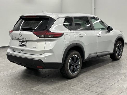 Used 2025 Nissan Rogue SV image 2