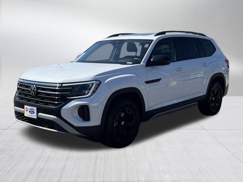 Used 2024 Volkswagen Atlas Peak Edition SEL image 3