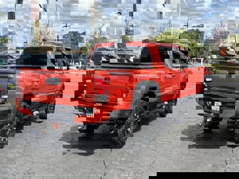 Used 2017 Toyota Tacoma TRD Off-Road image 2