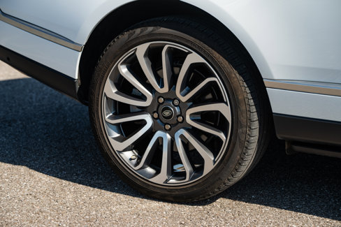 Used 2020 Land Rover Range Rover HSE image 25