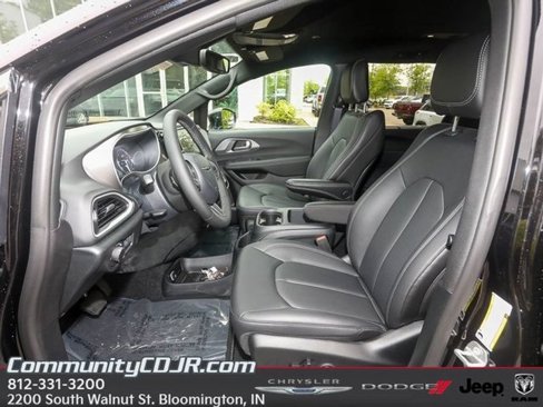 New 2025 Chrysler Voyager LX image 9