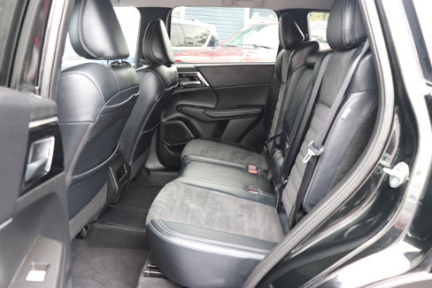 Used 2024 Mitsubishi Outlander 4WD Plug-In Hybrid image 12
