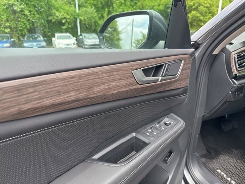 New 2025 Volkswagen Atlas SEL image 10