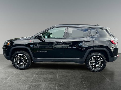 Used 2024 Jeep Compass Trailhawk image 4