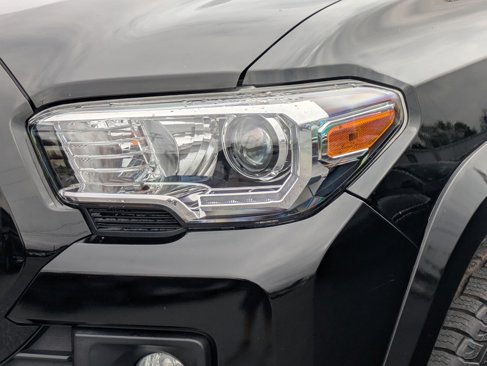 Used 2017 Toyota Tacoma TRD Sport image 7