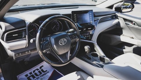 Used 2021 Toyota Camry SE image 2