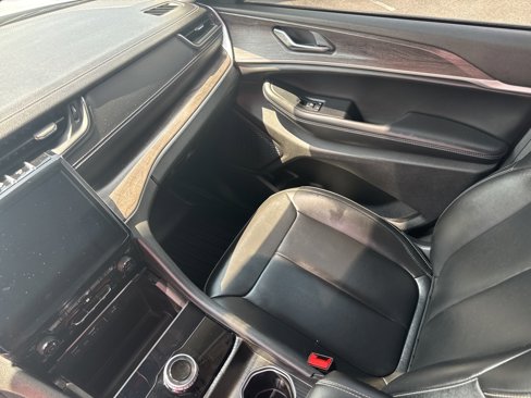 Used 2024 Jeep Grand Cherokee Limited w/ Black Appearance Package image 36