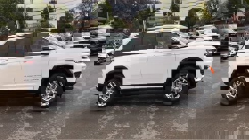 New 2025 Jeep Grand Cherokee Laredo image 9