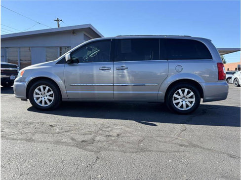 Used 2016 Chrysler Town & Country Touring image 2