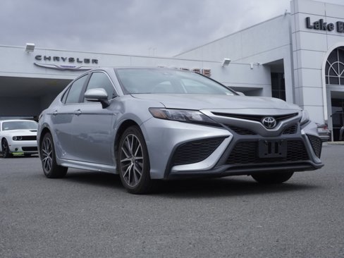 Used 2023 Toyota Camry SE image 2